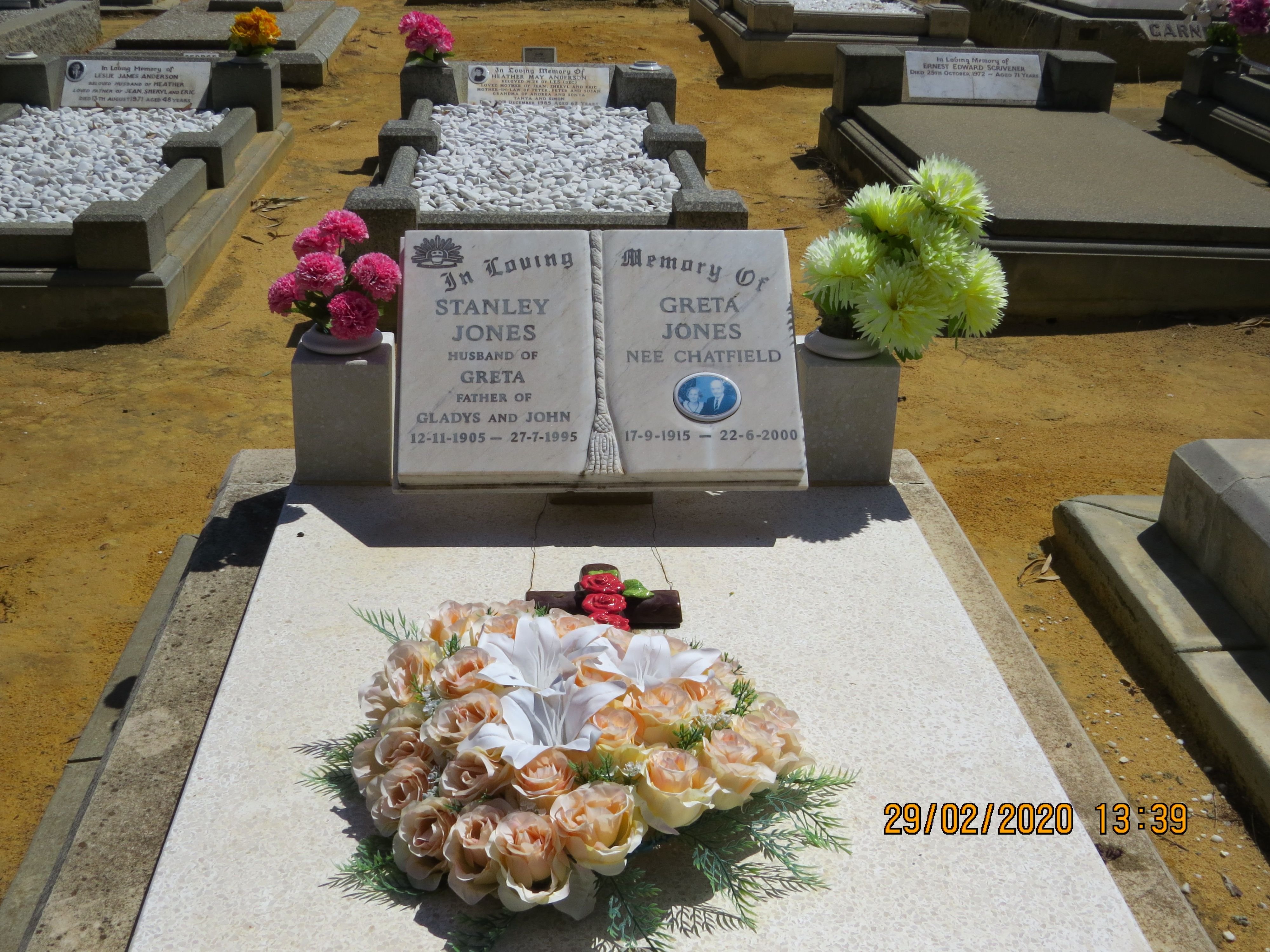 CHATFIELD Greta Doreen 1915-2000 grave.jpg